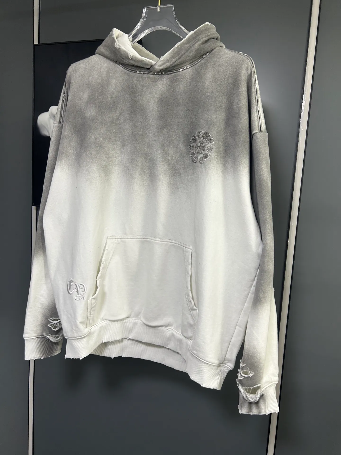 P310 𝗖𝗵𝗿𝗼𝗺𝗲 𝗛𝗲𝗮𝗿𝘁𝘀/Cro Heart 2025 Cross Patch Embroidery Summer New Original Single Counter American Acid Washed Distressed Laser Burnt Patch Embroidery Couple Casual Hooded Sweatshirt 👑The highest version! Customized fabric 440g tripe terry fabric! American acid-washed and distressed original fabric laser burnt ✟appliqué embroidery and exquisite embroidery of letters! The best-selling model at the counter. It is very comfortable to wear. It is low-key yet luxurious. It is very classy when worn. The large size and tailoring are needless to say. The upper body is exquisite and vivid. 👍High-end first-class materials. A truly palace-level product. The cotton from Turkey is of outstanding quality. After heavy washing, the clothes are very soft! Not picky, the upper body is absolutely stylish and extremely luxurious. Auxiliary materials: The original model has been authenticated and labeled ➕100% silk washed with water label. Genuine purchase-grade original hangtag➕matching hanging rope➕3D hanging beads➕original packaging bag. Craftsmanship: The original version has consistent wiring! The highest version of the armhole matching technique! Countless times of pattern making to 100% restore the original appearance! The correct version is the same for men and women, super eye-catching, super good-looking, and super atmospheric! Color: black, white and gray Size, XS S M L
